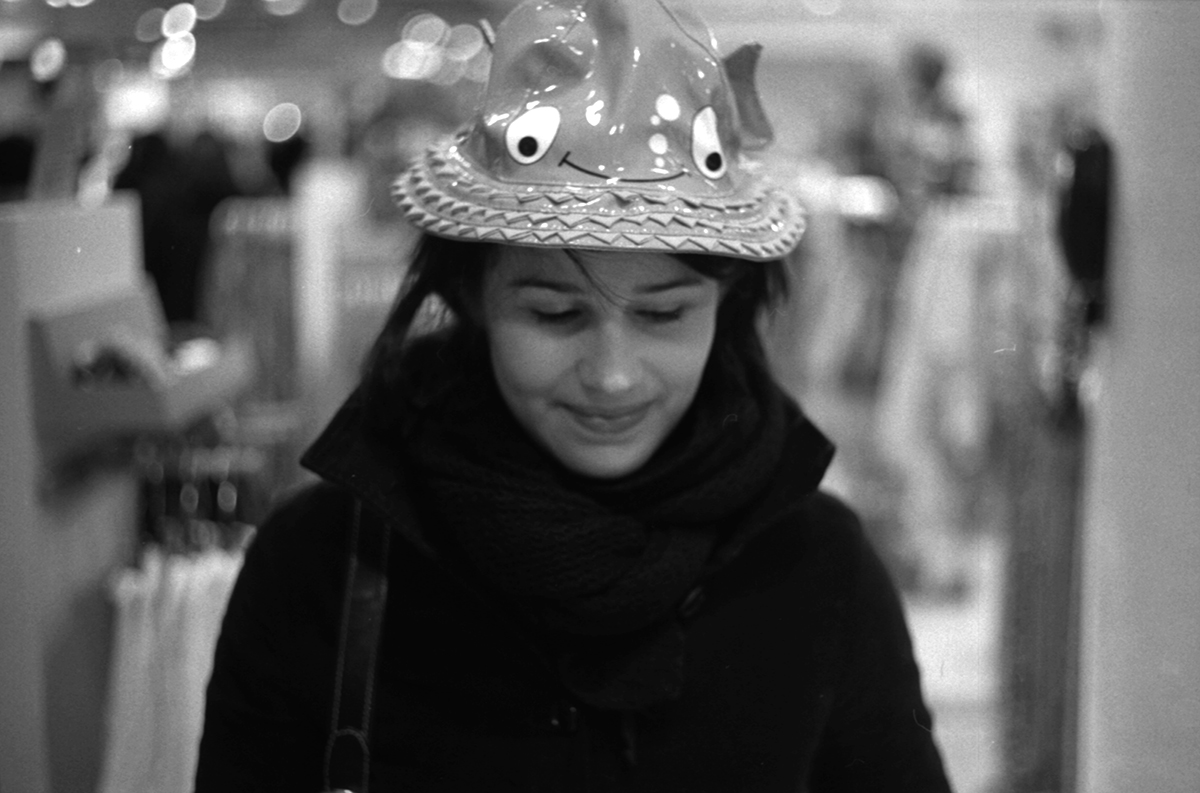 Lue avec un chapeau rond